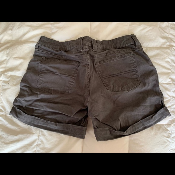 Mountain Khakis Charcoal Gray Shorts, Size 4, Relaxed Fit, Mid-rise - Picture 2 of 4